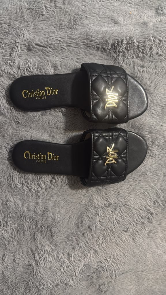 Quilted Emblem Slide